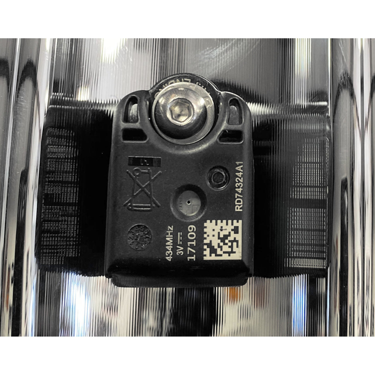 COASTAL MOTO 0336-0039 PKG-DAY185BC-24ABST Daytona Rear Wheel/Tire Combinations with TPMS Pre-Installed Daytona Rear Wheel - Black Cut (18") | Dunlop AE Tire (180/55B18)