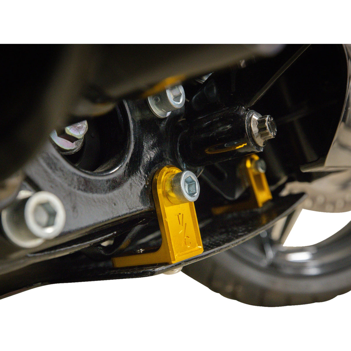 THRASHIN SUPPLY CO. 0506-2534 TSC-3035-5 Forged Carbon Fiber Skid Plate Skid Plate - Carbon Fiber/Forged - With Gold Brackets - FLHX/FLTRX