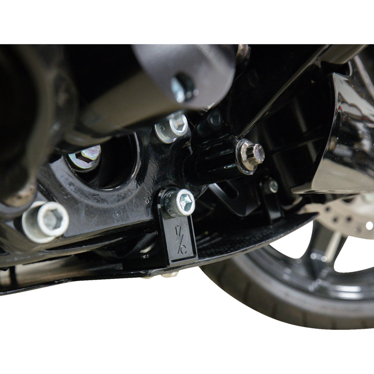THRASHIN SUPPLY CO. 0506-2529 TSC-3034-1 Carbon Fiber Skid Plate Skid Plate - Carbon Fiber/Gloss - With Black Brackets - FLHX/FLTRX