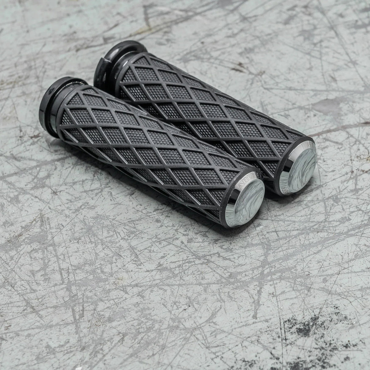Arlen Ness Diamond Grips TBW Chrome - 500-008 For Harley Motorcycles 2008-2025