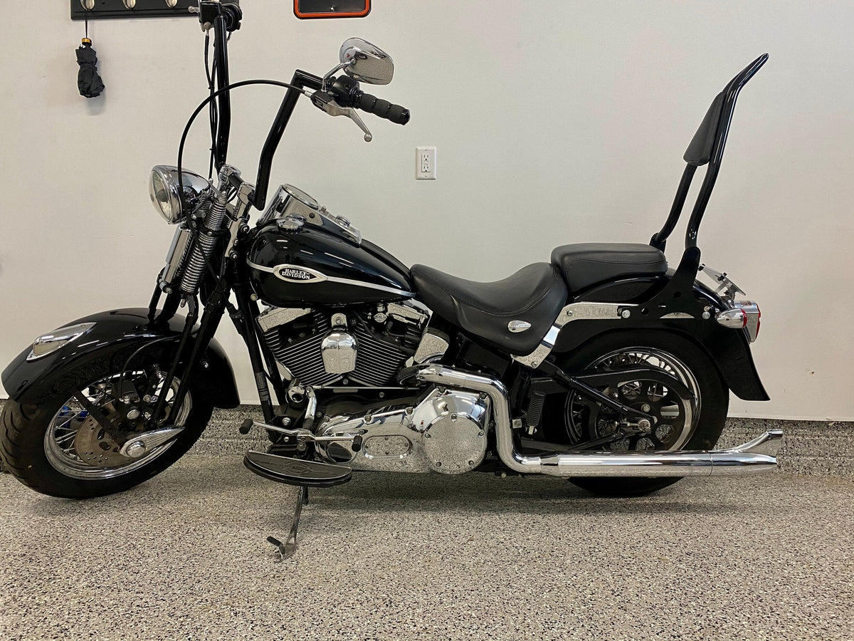 Siouxicide Choppers Softail Excalibur Backrest 1 1/4 In, Short 16, Chrome, Perforated Pad Double Diamond Red For Harley Softail 2018-2026