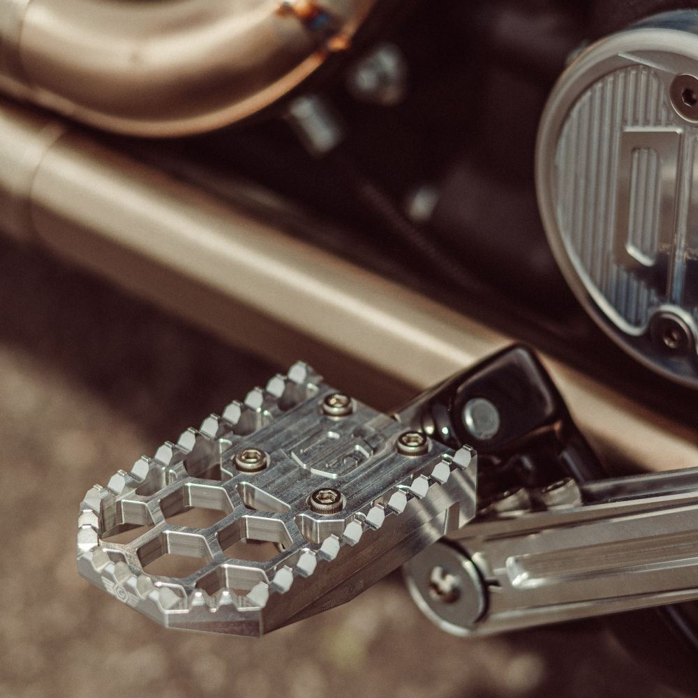 Original Garage Moto OG HoneyComp V3 Foot Pegs For Harley Softail 2018