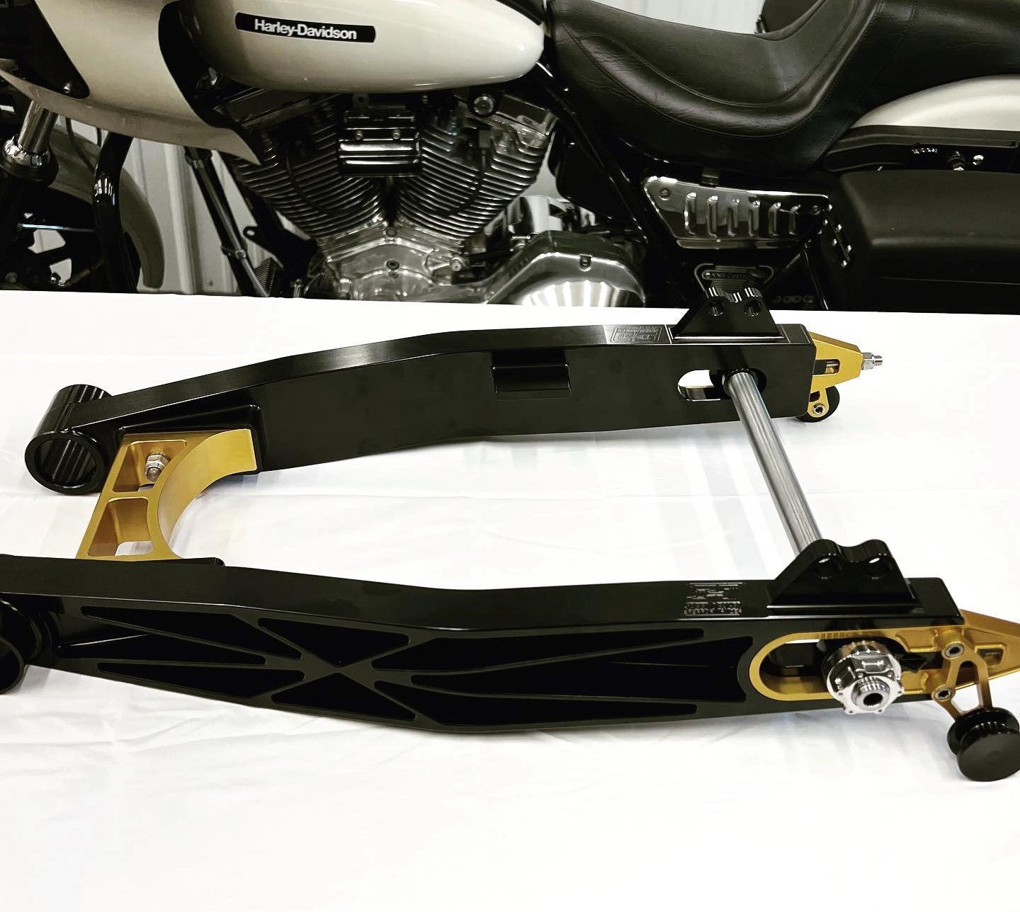 FXR Harley Davidson 純正 スイングアームピボット 左右 Harley Davidson FXR Swingarm – Black Label Performance