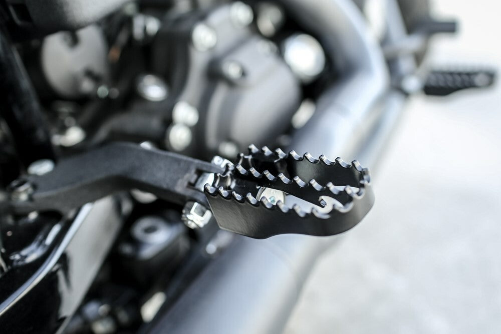 Burly Brand MX Style M8 Pass Footpegs Black - B13-1008B For Harley Softail 2018-2024 | Triumph Thruxton 2004-2015